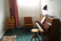 mala-klubovna-s-klavirem-v-prvnim-patre