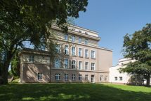 Hlavní budova s jídelnou