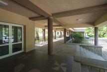 Vstup do budovy školy