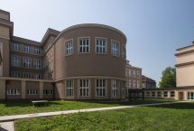 Pohled na školu z vnitrobloku