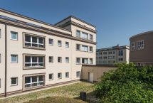 Domov mládeže s hlavní budovou