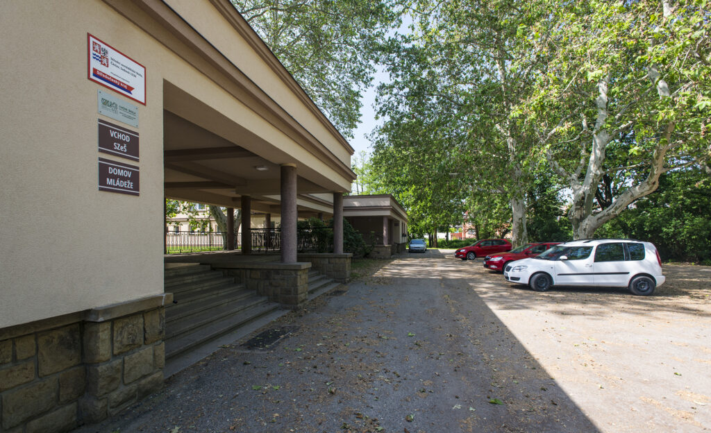 SZeŠ a SOU Čáslav - vchod a domov mládeže